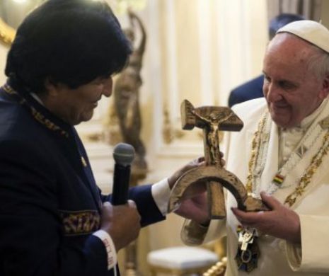 Papa Francisc a primit de la președintele Boliviei un CRUCIFIX în formă de Seceră și Ciocan
