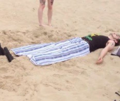 Pare să se relaxeze pe plajă, dar ceea ce face este un lucru extrem de ciudat | VIDEO