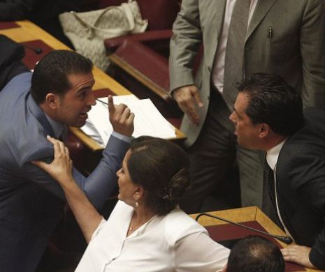 Parlamentul Greciei a votat pentru rămânerea în zona euro. În Piaţa Syntagma au avut loc ciocniri violente între protestatari si forţele de ordine