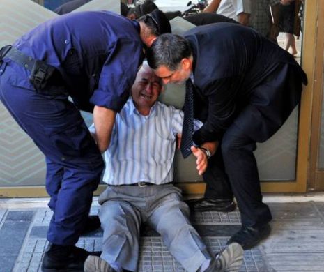 Pensionarul căzut în faţa unei bănci din Salonic a devenit imaginea-simbol a tragediei greceşti