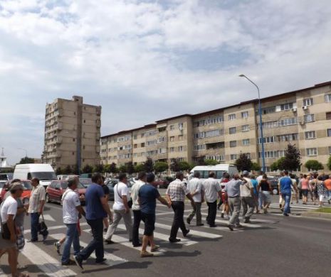 Protest al angajaţilor RAAN prin traversarea continuă a unui principal bulevard din Drobeta Turnu Severin