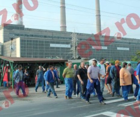 Protest spontan. Peste 200 de salariați de la termocentrala Mintia s-au adunat în fața societății