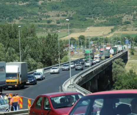 S-a redeschis podul de la Şoimuş, care face legătura între autostrada Deva – Sibiu. Calvarul s-a terminat, dar va reveni în toamnă