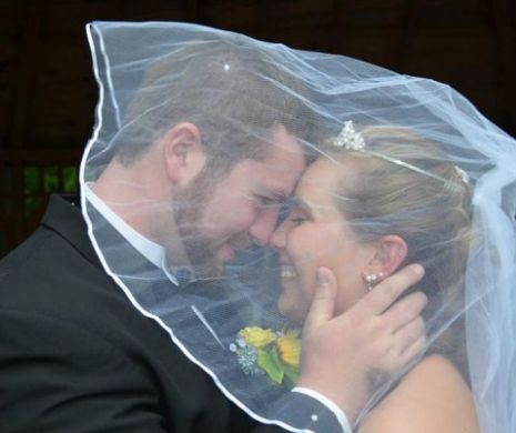 Se mărită din nou cu propriul soţ pentru că a uitat cum a fost la nunta de acum…un an | GALERIE FOTO