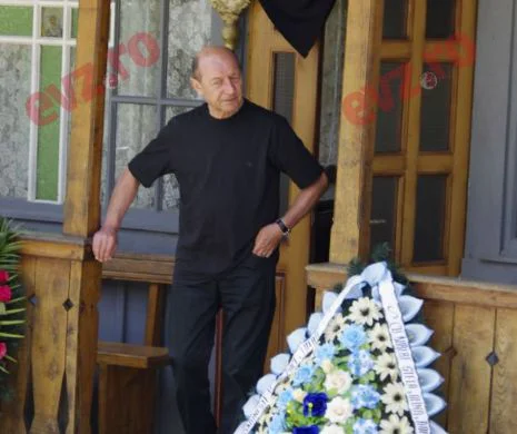 Traian Băsescu a participat la înmormântarea socrului său. Sute de persoane au ținut să fie ALĂTURI de familia fostului președinte al României
