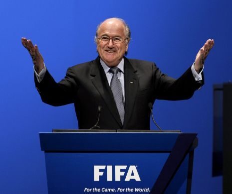 VIDEO. Incident la sediul FIFA. Blatter a fost atacat cu… bani!