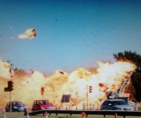 ACCIDENT AVIATIC ÎNFIORĂTOR. Un avion s-a prăbuşit  peste o autostradă. Imagini CUTREMURĂTOARE | GALERIE FOTO şi VIDEO