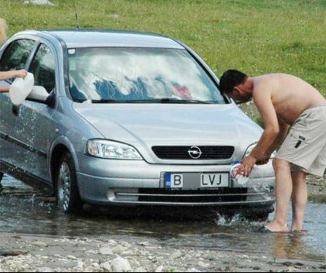 Acest bucurestean isi spala masina intr-un rau din Prahova. Cum e imbracata sotia lui