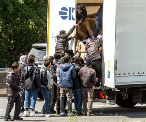 Aproximativ 50 de refugiaţi au fost găsiţi morţi într-un camion