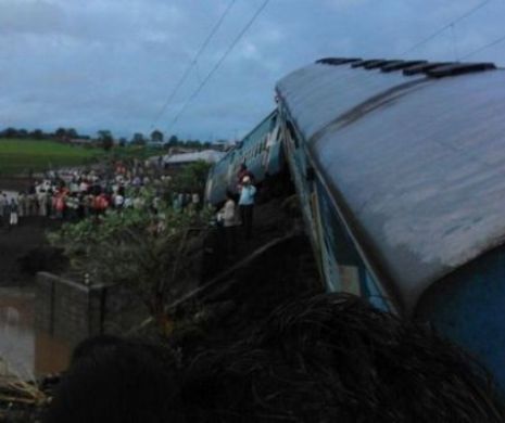 CATASTROFĂ în India: Două trenuri supraaglomerate au deraiat din cauza inundaţiilor. Consecinţele sunt DRAMATICE: Cel puţin 27 de persoane au murit, zeci de persoane sunt în stare critică | Galerie Foto