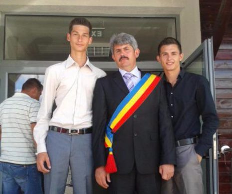 Copiii unui primar din județul Cluj se poartă că niște VĂTAFI cu sătenii. Cei care nu vor să muncească pentru ei sunt luați la pumni