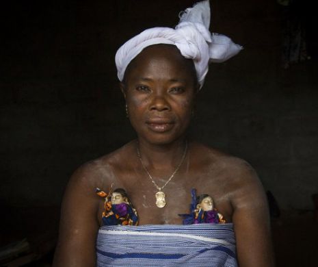 COPIII VOODOO. Un trib african face figurine pentru micuţii morţi şi le îngrijeşte ca şi cum ar fi în viaţă: îi hrăneşte, îi îmbăiază şi chiar îi trimit la şcoală