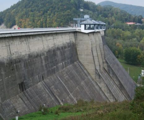 Cum spală polonezii MIZERIA de pe baraje şi clădiri. IMAGINI FABULOASE şi artă cu FURTUNUL