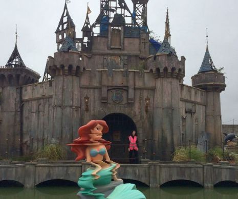 Disneyland a fost parodiat de un artist britanic controversat. Cum arată parcul "tematic nerecomandabil copiilor" | Galerie Foto şi Video