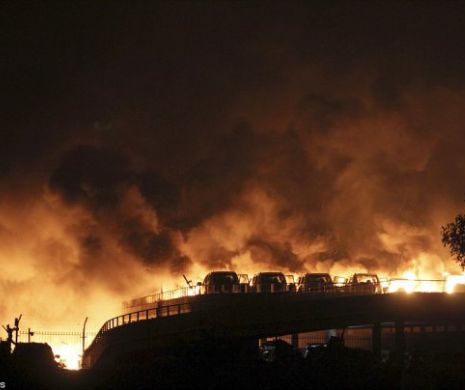 Focul încă arde în urma exploziilor din China, după 36 de ore de la izbucnirea acestora | FOTO