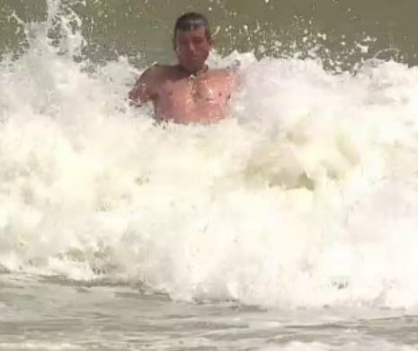 Imagini dramatice pe litoral, unde un tânăr a fost luat de valurile mării uriașe și totul a fost FILMAT. Zeci de oameni au intervenit