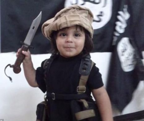 Imagini ŞOCANTE postate de ISIS. Un copil de 3 ani, pus să îşi decapiteze jucăriile de pluş cu un cuţit
