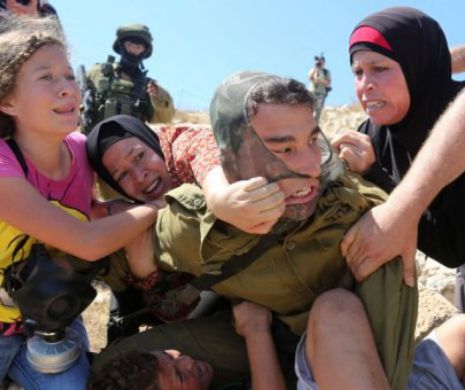 Încăierarea care a şocat şi revoltat internetul. SOLFAT israelian înarmat contra FEMEI şi COPII | VIDEO şi FOTO