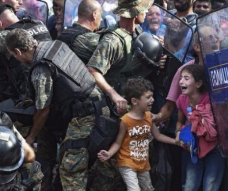 ISTERIE la frontiera greco-macedoneană. Sute de IMIGRANȚI au rupt cordoanele de poliție și au trecut de gardul din sârmă ghimpată