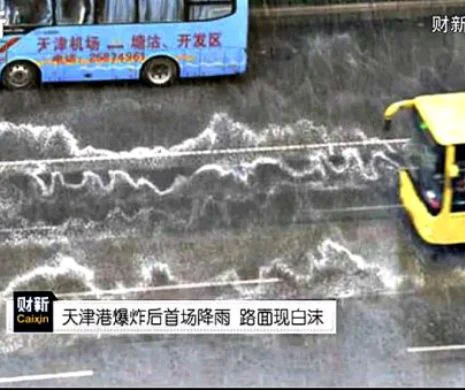 La Tianjin, după ploaie, străzile s-au umplut cu o SPUMĂ albă. Locuitorii se plâng de ARSURI și MÂNCĂRIMI de piele
