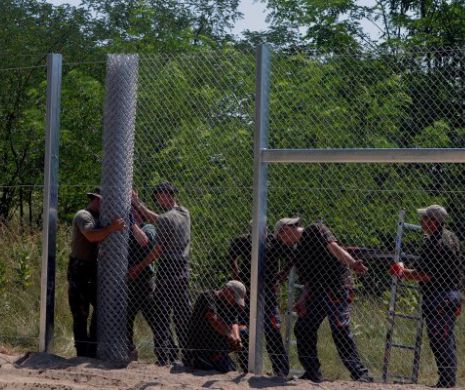 Măsuri dure contra imigraţiei Europa de Est . Ungurii ridică o nouă porţiune a gardului de la frontiera cu Serbia