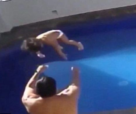 O fetita de 3 ani a murit inecata dupa ce tatal ei a aruncat-o intr-o piscina. Momentul socant, surprins de camera. VIDEO