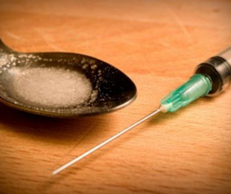 O traficantă de droguri, reţinută de procurorii DIICOT. Un kilogram de heroină, cu o valoare de 55.000 de euro, găsit la percheziţii