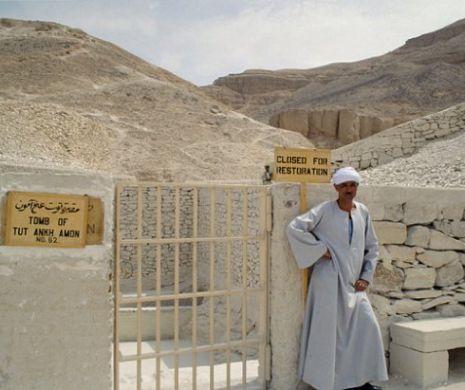 O UŞĂ SECRETĂ din camera funerară a lui Tutankhamon duce spre mormântul îndelung căutatei NEFERTITI