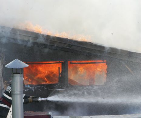 PANICĂ în Sectorul 3 al Capitalei! Mansarda unui bloc a luat foc, iar incendiul amenință să se extindă | VIDEO