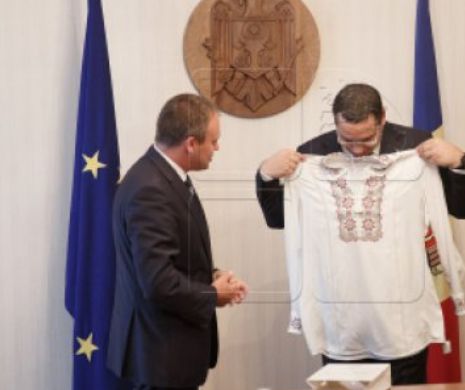 Preşedintele Parlamentului Republicii Moldova, Andrian Candu, i-a făcut un cadou lui Ponta