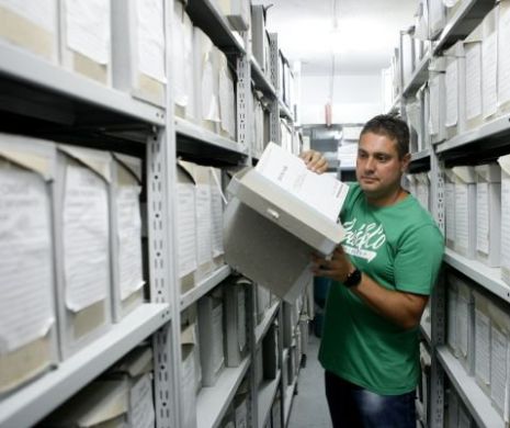 Români veniți din străinătate ca să scormonească în arhivele Securității