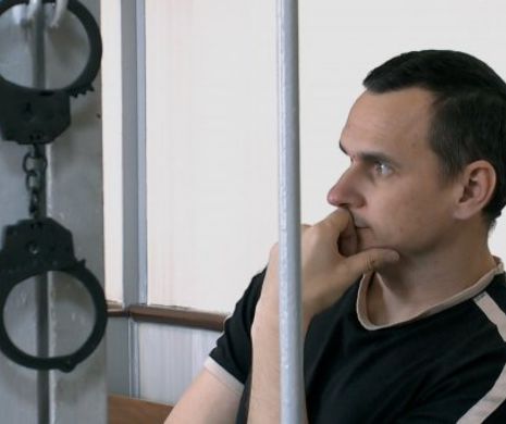 Rusia îl judecă pe regizorul ucrainean Oleg Senţov pentru TERORISM pentru că s-a opus anexării Crimeii. Parchetul cere 23 de ani de ÎNCHISOARE