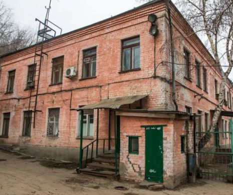 SECRETEUL din subteran pe care SOVIETICII l-au păstrat zeci de ani. Nici nu bănuieşti ce poate ascunde această casă banală | GALERIE FOTO