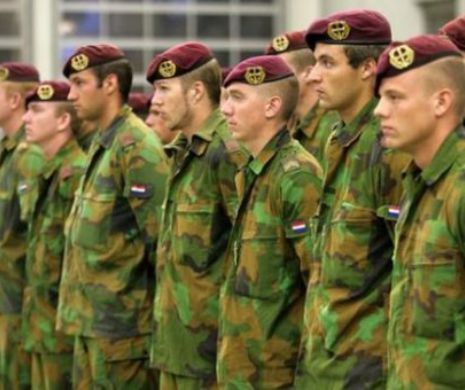 Soldații olandezi trebuie să imitele sunetele descărcării unei arme pentru că nu mai au muniție