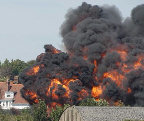 TRAGEDIE în Marea Britanie. Un avion s-a prăbușit în timpul unui miting aviatic pe o șosea circutată | FOTO și VIDEO