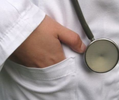 Un medic din Braşov a fost prins în flagrant în timp ce lua mită în schimbul unei efectuării unei OPERAŢII. Procurorii l-au REŢINUT pentru 24 de ore