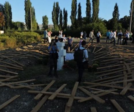 100 de CRUCI SFINŢITE au fost plantate pe terenul unde Ponta şi Edogan vor să facă mega moschee | GALERIE FOTO şi VIDEO