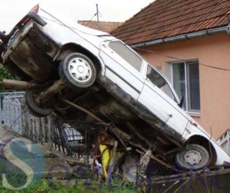 Accident ca-n filme: A zburat cu Dacia de pe şosea şi s-a înfipt în gardul unei case | Galerie Foto şi Video