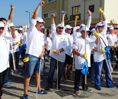 Americanii şi românii au făcut „lună” plaja Mamaia, de Ziua Internaţională a Curăţeniei Costiere