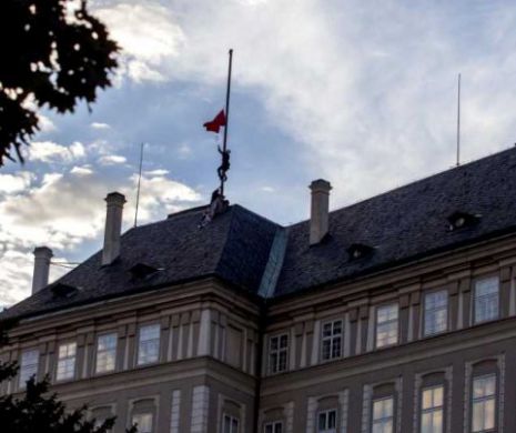 Au înlocuit drapelul naţional al Cehiei cu o pereche de CHILOŢI de culoare roşie | VIDEO