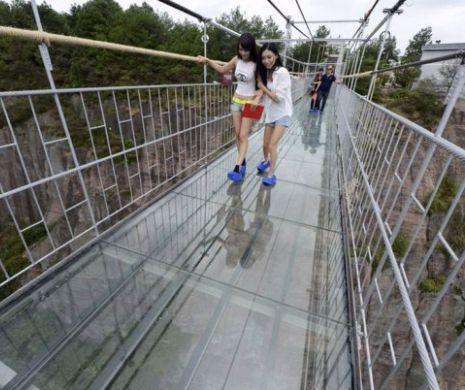 Cel mai lung pod de sticlă din lume ÎNGROZEȘTE. Turiștilor le este prea FRICĂ să meargă pe el | Galerie Foto