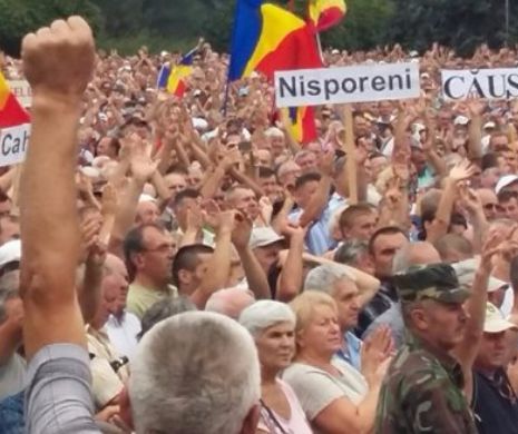 Chișinău: Zeci de mii de oameni cer DEMISIA președintelui!