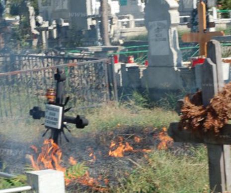 Cimitirul din Huși, județul Vaslui, a luat foc