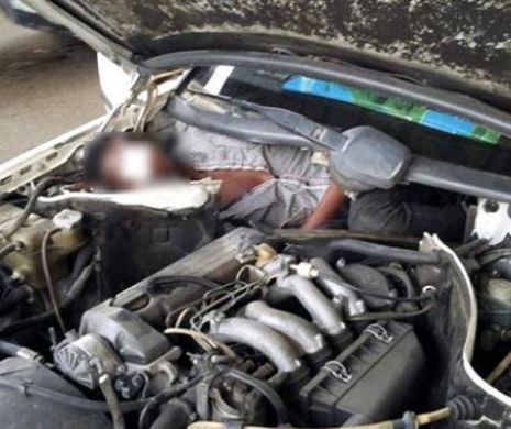 Culmea IMIGRAȚIEI: Un african ascuns într-un MOTOR de mașină!