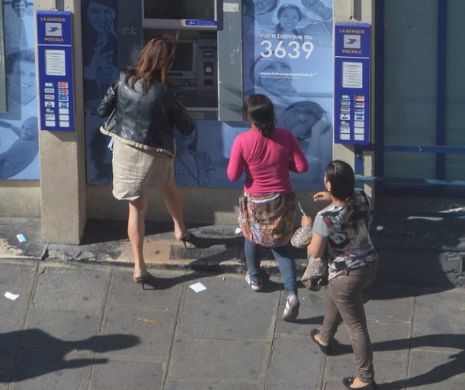 Cum ne fac România de râs. Femeie JEFUITĂ la Paris, în plină stradă, pe stradă de rromi | GALERIE FOTO