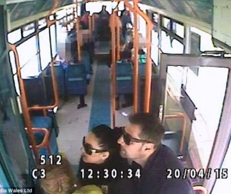 Cum ne fac România de râs. Filmați când jefuiau în grup o BĂTRÂNICĂ într-un autobuz, în centrul Cardiff-ului | FOTO și VIDEO