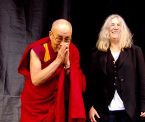 Dalai Lama spune că, dacă i-ar urma o femeie, aceasta ar trebui să fie frumoasă