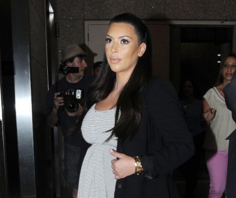 FOTO Imagini de SENZAŢIE cu Kim Kardashian gravidă. Şi-a strâns burta într-o fustă mini de piele