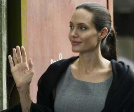 GOALĂ, cu gleznele legate cu o panglică neagră, Angelina Jolie aşa cum NU a mai fost văzută niciodată | FOTO