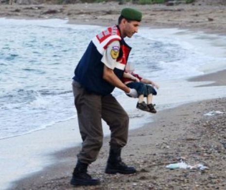 IMAGINEA SFÂȘIETOARE a dramei pe care o trăiesc refugiații care fug de atrocitățile din Siria: MOARTEA uni băiețel, adus de valuri pe plaja din Turcia